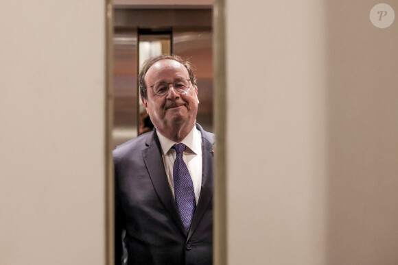 Exclusif - L'ancien président socialiste (PS) nouvellement élu député, François Hollande arrive à l'Assemblée nationale, après le second tour des élections législatives françaises, à Paris, France, le 9 juillet 2024. © Stéphane Lemouton/Bestimage 