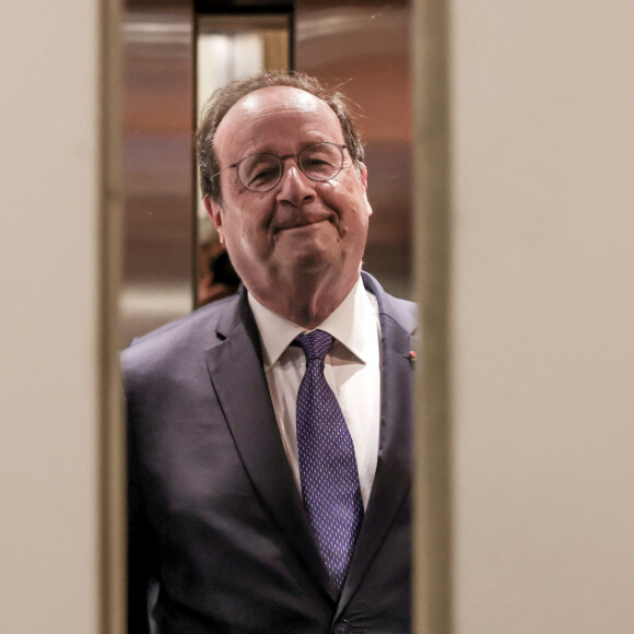 Exclusif - L'ancien président socialiste (PS) nouvellement élu député, François Hollande arrive à l'Assemblée nationale, après le second tour des élections législatives françaises, à Paris, France, le 9 juillet 2024. © Stéphane Lemouton/Bestimage 