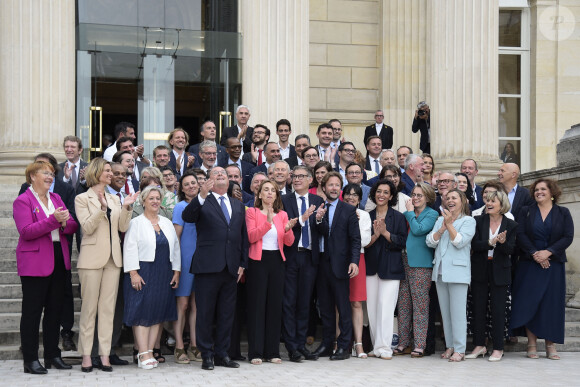 Résultat : il a effectivement plu !
Les députés socialistes français nouvellement élus (de gauche à droite) Claudia Rouaux, Océane Godard, Valérie Rossi, François Hollande, Fatiha Keloua Hachi, premier secrétaire du Parti socialiste français de gauche (PS) Olivier Faure, Boris Vallaud et Ayda Hadizadeh lors de la journée d'accueil des députés de la de la 17ème législature à l'Assemblée Nationale de Paris, France, le 9 juillet 2024. © Michael Baucher/Panoramic/Bestimage 