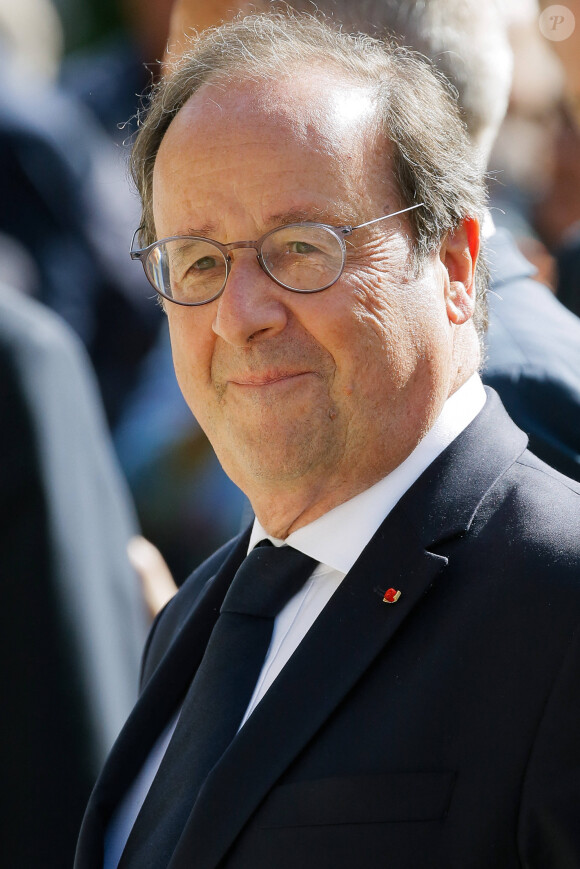 Et bien... Pour vérifier s'il allait pleuvoir ou non !
Francois Hollande - President Emmanuel Macron in Tulle to commemorate the slaughter and deportation of hundreds inhabitants by the german army during World War II. In Tulle, France on June 10, 2024. © Jean-Marc Haedrich/Pool/Bestimage