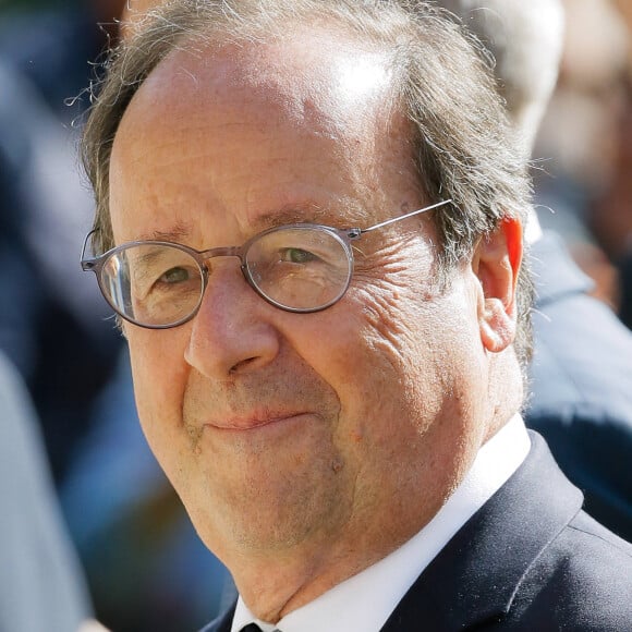 Et bien... Pour vérifier s'il allait pleuvoir ou non !
Francois Hollande - President Emmanuel Macron in Tulle to commemorate the slaughter and deportation of hundreds inhabitants by the german army during World War II. In Tulle, France on June 10, 2024. © Jean-Marc Haedrich/Pool/Bestimage