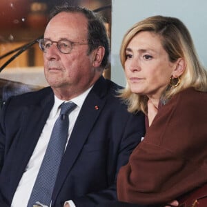 La malédiction se poursuit donc pour l'époux de Julie Gayet, un constat qui a bien fait rire les personnalités présentes !
François Hollande et sa femme Julie Gayet assistent au match opposant C. Alcaraz à S. Tsitsipas lors des Internationaux de France de tennis de Roland Garros 2024 à Paris le 4 juin 2024. © Jacovides-Moreau/Bestimage 