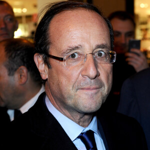 François Hollande rencontre bénévoles et salariés de l'association Aides et visite un bus de dépistage © Guillaume Gaffiot /Bestimage