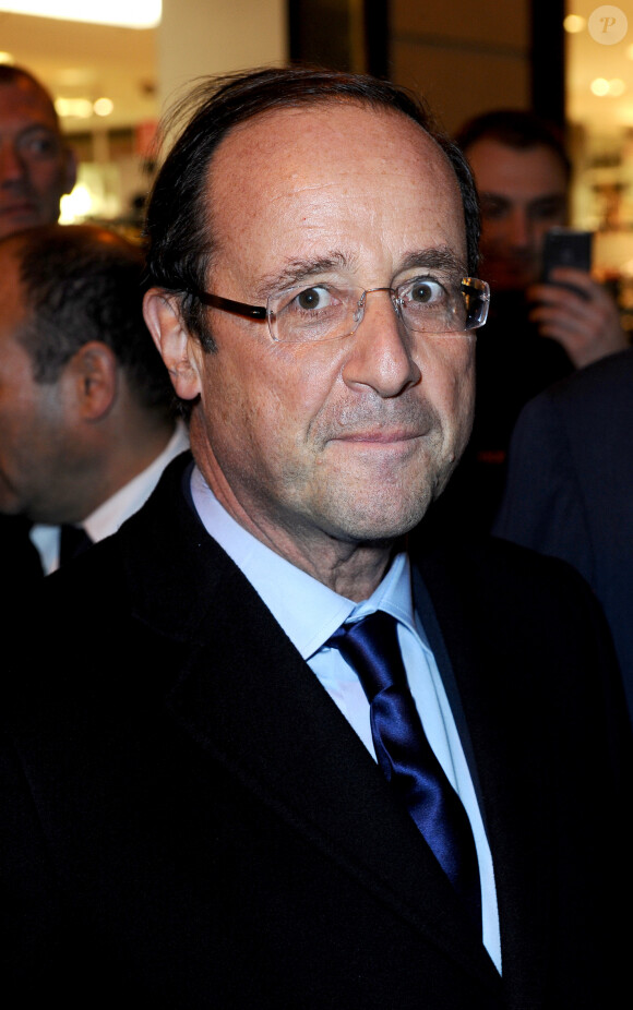 François Hollande rencontre bénévoles et salariés de l'association Aides et visite un bus de dépistage © Guillaume Gaffiot /Bestimage