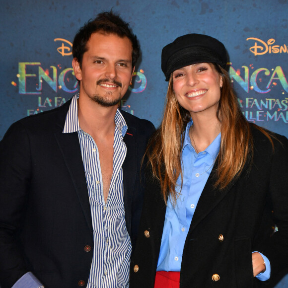 Depuis, Juan Arbelaez est plutôt allé vers les femmes de son âge ou un peu plus jeunes. Il a notamment partagé sa vie pendant sept ans avec l'ancienne Miss France Laury Thilleman, de quatre ans sa cadette avec qui il a même été marié.
Juan Arbelaez et sa femme Laury Thilleman (Miss France 2011) - Avant-première du film "Encanto" de Disney au Grand Rex à Paris le 19 novembre 2021. © Veeren/Bestimage