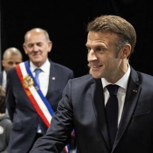 Celle qui a assuré ne pas avoir d'influence sur son époux n'en peut plus d'être sollicitée. 
Emmanuel Macron, président de la République Française, et la Première dame Brigitte Macron, votent pour le deuxième tour des élections législatives au Touquet, le 7 juillet 2024. © Eliot Blondet/Pool/Bestimage