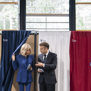 Emmanuel Macron, président de la République Française, et la Première dame Brigitte Macron, votent pour le deuxième tour des élections législatives au Touquet, le 7 juillet 2024. © Eliot Blondet/Pool/Bestimage