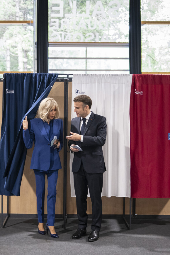 Emmanuel Macron, président de la République Française, et la Première dame Brigitte Macron, votent pour le deuxième tour des élections législatives au Touquet, le 7 juillet 2024. © Eliot Blondet/Pool/Bestimage