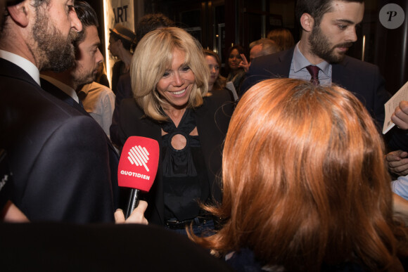 Exclusif - La Première Dame Brigitte Macron (Trogneux) - La Première Dame française et des figures du gouvernement assistent à la représentation de la pièce "Les chatouilles (Ou la danse de la colère)" d'Andréa Bescond portant sur la pédophilie au théâtre Antoine à Paris, France, le 16 octobre 2017. Il s'agissait pour la première dame et les membres du gouvernement de montrer leur solidarité aux victimes de violences sexuelles. 