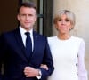 Emmanuel et Brigitte Macron forment un couple soudé. 
Emmanuel Macron et sa femme Brigitte - Dîner d'état en l'honneur du président des Etats-Unis et sa femme au palais de l'Elysée à Paris, à l'occasion de leur visite officielle en France. © Jacovides-Moreau / Bestimage