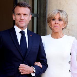 Emmanuel et Brigitte Macron forment un couple soudé. 
Emmanuel Macron et sa femme Brigitte - Dîner d'état en l'honneur du président des Etats-Unis et sa femme au palais de l'Elysée à Paris, à l'occasion de leur visite officielle en France. © Jacovides-Moreau / Bestimage