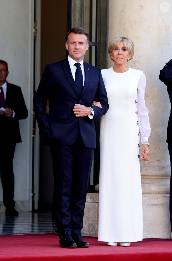 Emmanuel et Brigitte Macron forment un couple soudé. 
Emmanuel Macron et sa femme Brigitte - Dîner d'état en l'honneur du président des Etats-Unis et sa femme au palais de l'Elysée à Paris, à l'occasion de leur visite officielle en France. © Jacovides-Moreau / Bestimage