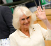 Alors qu'elle était très apprêtée, le vent ne l'a pas laissé profiter du spectacle et s'est invité lui aussi sur le court
Camilla Parker Bowles, reine consort d'Angleterre, dans la loge royale des championnats de tennis de Wimbledon