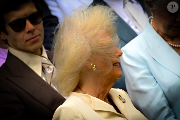 À grand coup de rafales, la mise en pli de Camilla a été chahutée sans vergogne.
Camilla Parker Bowles, reine consort d'Angleterre, dans la loge royale des championnats de tennis de Wimbledon, le 9 juillet 2024