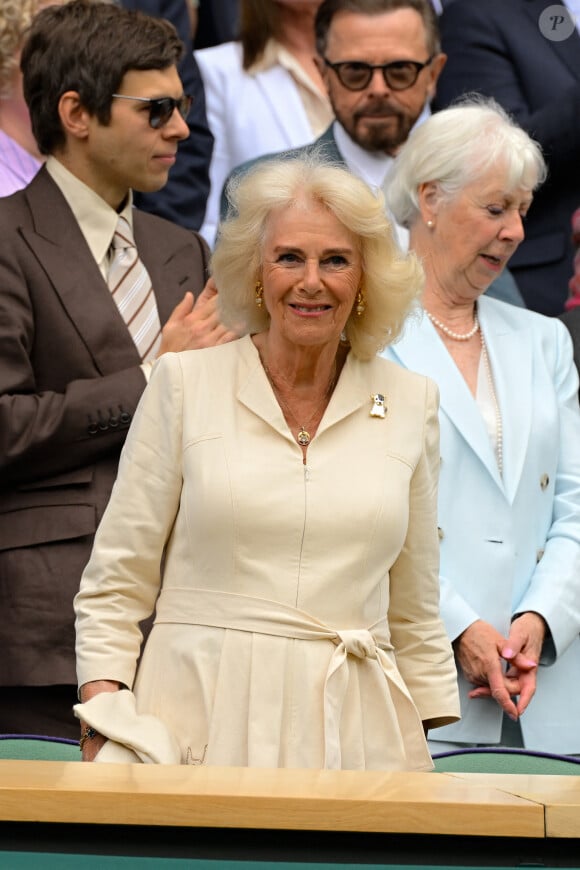 Camilla Parker Bowles, reine consort d'Angleterre, dans la loge royale des championnats de tennis de Wimbledon, le 9 juillet 2024