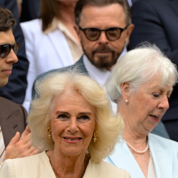 Camilla Parker Bowles, reine consort d'Angleterre, dans la loge royale des championnats de tennis de Wimbledon, le 9 juillet 2024