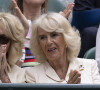 Sa soeur portait, elle aussi, une tenue crème et son brushing semblait être largement inspiré par celui de sa soeur, son sosie !
La reine consort d'Angleterre Camilla Parker Bowles et sa soeur, Annabel Elliot dans les tribunes de Wimbledon, lors de la 10ème journée du tournoi de tennis, le 10 juillet 2024