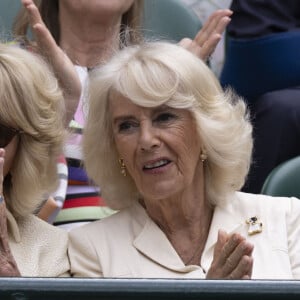 Sa soeur portait, elle aussi, une tenue crème et son brushing semblait être largement inspiré par celui de sa soeur, son sosie !
La reine consort d'Angleterre Camilla Parker Bowles et sa soeur, Annabel Elliot dans les tribunes de Wimbledon, lors de la 10ème journée du tournoi de tennis, le 10 juillet 2024