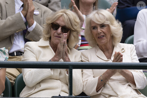 Sa soeur portait, elle aussi, une tenue crème et son brushing semblait être largement inspiré par celui de sa soeur, son sosie !
La reine consort d'Angleterre Camilla Parker Bowles et sa soeur, Annabel Elliot dans les tribunes de Wimbledon, lors de la 10ème journée du tournoi de tennis, le 10 juillet 2024