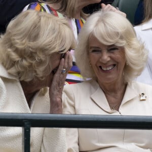 La reine consort d'Angleterre Camilla Parker Bowles et sa soeur, Annabel Elliot dans les tribunes de Wimbledon, lors de la 10ème journée du tournoi de tennis. Le 10 juillet 2024  