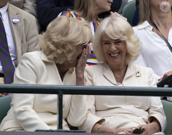 La reine consort d'Angleterre Camilla Parker Bowles et sa soeur, Annabel Elliot dans les tribunes de Wimbledon, lors de la 10ème journée du tournoi de tennis. Le 10 juillet 2024  