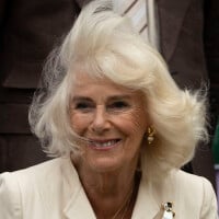 Son brushing ruiné par le vent, Camilla pas minée pour autant : ola, fou rire... La reine se lâche en tribunes avec son sosie