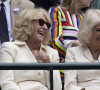 Mais pas de quoi entacher la bonne humeur de la femme du souverain. Venue avec sa soeur cadette Annabel Elliot, Camilla Parker-Bowles s'est éclatée.
La reine consort d'Angleterre Camilla Parker Bowles et sa soeur, Annabel Elliot dans les tribunes de Wimbledon, lors de la 10ème journée du tournoi de tennis. Le 10 juillet 2024