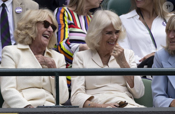 Mais pas de quoi entacher la bonne humeur de la femme du souverain. Venue avec sa soeur cadette Annabel Elliot, Camilla Parker-Bowles s'est éclatée.
La reine consort d'Angleterre Camilla Parker Bowles et sa soeur, Annabel Elliot dans les tribunes de Wimbledon, lors de la 10ème journée du tournoi de tennis. Le 10 juillet 2024