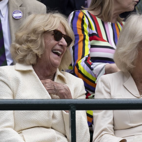Mais pas de quoi entacher la bonne humeur de la femme du souverain. Venue avec sa soeur cadette Annabel Elliot, Camilla Parker-Bowles s'est éclatée.
La reine consort d'Angleterre Camilla Parker Bowles et sa soeur, Annabel Elliot dans les tribunes de Wimbledon, lors de la 10ème journée du tournoi de tennis. Le 10 juillet 2024