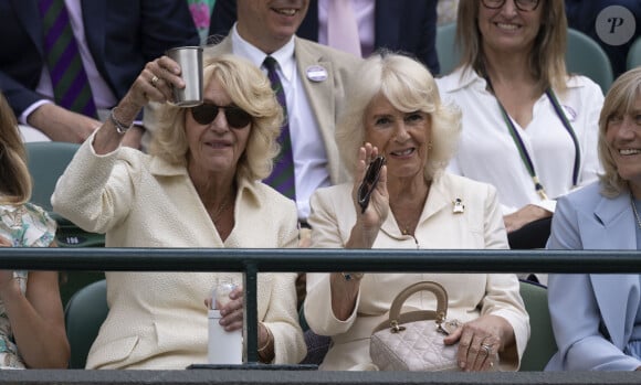 La reine consort d'Angleterre Camilla Parker Bowles and her younger sister, Annabel Elliot dans les tribunes de Wimbledon, lors de la 10ème journée du tournoi de tennis. Le 10 juillet 2024