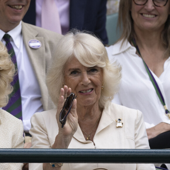 La reine consort d'Angleterre Camilla Parker Bowles and her younger sister, Annabel Elliot dans les tribunes de Wimbledon, lors de la 10ème journée du tournoi de tennis. Le 10 juillet 2024