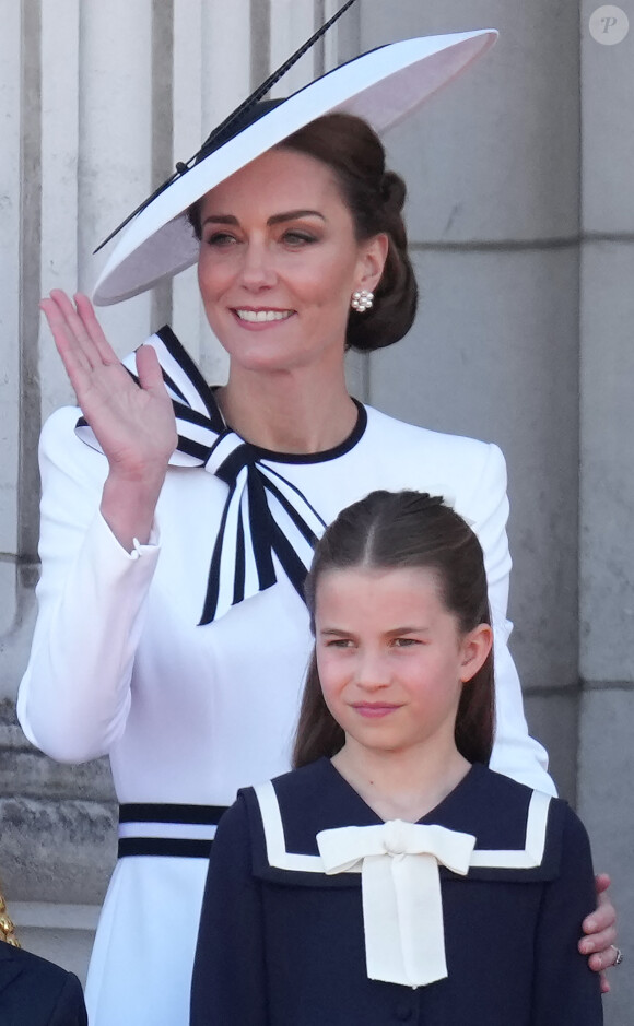 Une apparition pleine de joie qui ne répond toujours pas à la question : Kate Middleton sera-t-elle présente pour la remise des prix pour la grande finale comme à son habitude ?
Catherine Kate Middleton, princesse de Galles et la princesse Charlotte lors de la parade militaire "Trooping the Colour" à Londres le 15 juin 2024