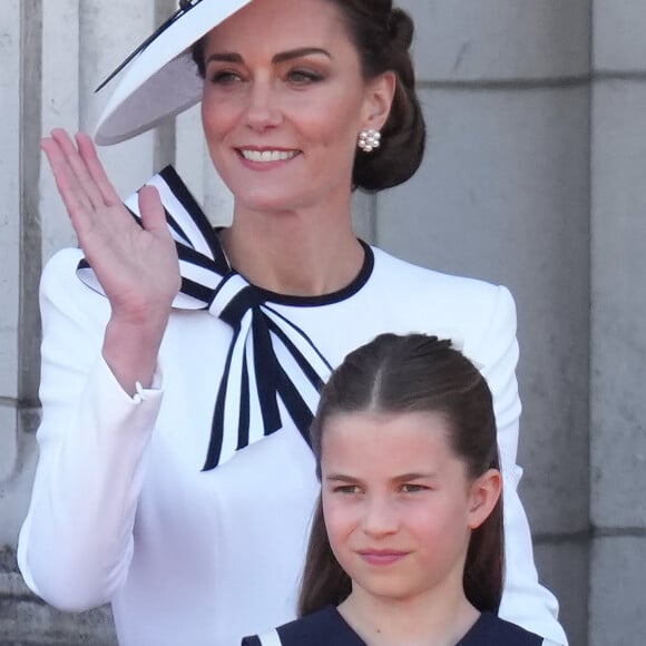 Une apparition pleine de joie qui ne répond toujours pas à la question : Kate Middleton sera-t-elle présente pour la remise des prix pour la grande finale comme à son habitude ?
Catherine Kate Middleton, princesse de Galles et la princesse Charlotte lors de la parade militaire "Trooping the Colour" à Londres le 15 juin 2024