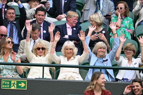 La reine consort d'Angleterre Camilla Parker Bowles et sa soeur Annabel Elliot, dans les tribunes de Wimbledon, lors de la 10ème journée du tournoi de tennis. Le 10 juillet 2024 © Chryslene Caillaud / Panoramic / Bestimage 