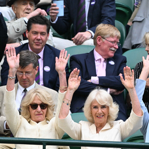 La reine consort d'Angleterre Camilla Parker Bowles et sa soeur Annabel Elliot, dans les tribunes de Wimbledon, lors de la 10ème journée du tournoi de tennis. Le 10 juillet 2024 © Chryslene Caillaud / Panoramic / Bestimage 