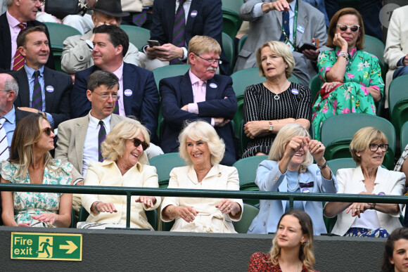 La reine consort d'Angleterre Camilla Parker Bowles et sa soeur Annabel Elliot, dans les tribunes de Wimbledon, lors de la 10ème journée du tournoi de tennis. Le 10 juillet 2024 © Chryslene Caillaud / Panoramic / Bestimage 