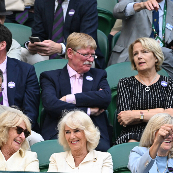 La reine consort d'Angleterre Camilla Parker Bowles et sa soeur Annabel Elliot, dans les tribunes de Wimbledon, lors de la 10ème journée du tournoi de tennis. Le 10 juillet 2024 © Chryslene Caillaud / Panoramic / Bestimage 