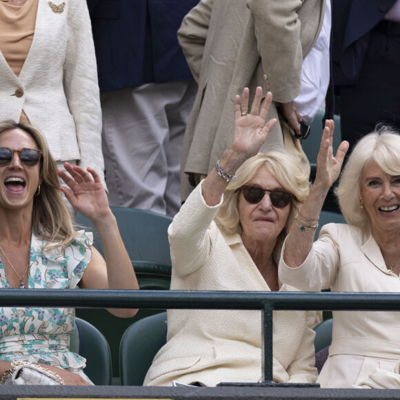 Peter Phillips et sa compagne Harriet Sperling, la reine consort d'Angleterre Camilla Parker Bowles, Annabel Elliot dans les tribunes de Wimbledon, lors de la 10ème journée du tournoi de tennis. Le 10 juillet 2024