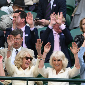 La reine consort d'Angleterre Camilla Parker Bowles et sa soeur Annabel Elliot, dans les tribunes de Wimbledon, lors de la 10ème journée du tournoi de tennis. Le 10 juillet 2024 © Chryslene Caillaud / Panoramic / Bestimage 