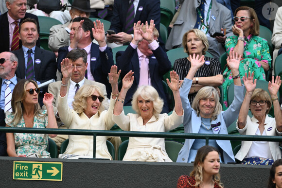 La reine consort d'Angleterre Camilla Parker Bowles et sa soeur Annabel Elliot, dans les tribunes de Wimbledon, lors de la 10ème journée du tournoi de tennis. Le 10 juillet 2024 © Chryslene Caillaud / Panoramic / Bestimage 