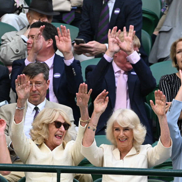 La reine consort d'Angleterre Camilla Parker Bowles et sa soeur Annabel Elliot, dans les tribunes de Wimbledon, lors de la 10ème journée du tournoi de tennis. Le 10 juillet 2024 © Chryslene Caillaud / Panoramic / Bestimage 