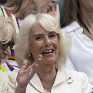 La reine consort d'Angleterre Camilla Parker Bowles et sa soeur, Annabel Elliot dans les tribunes de Wimbledon, lors de la 10ème journée du tournoi de tennis. Le 10 juillet 2024