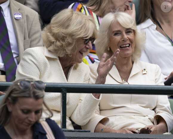 La reine consort d'Angleterre Camilla Parker Bowles et sa soeur, Annabel Elliot dans les tribunes de Wimbledon, lors de la 10ème journée du tournoi de tennis. Le 10 juillet 2024