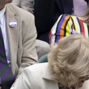 La reine consort d'Angleterre Camilla Parker Bowles et sa soeur, Annabel Elliot dans les tribunes de Wimbledon, lors de la 10ème journée du tournoi de tennis. Le 10 juillet 2024