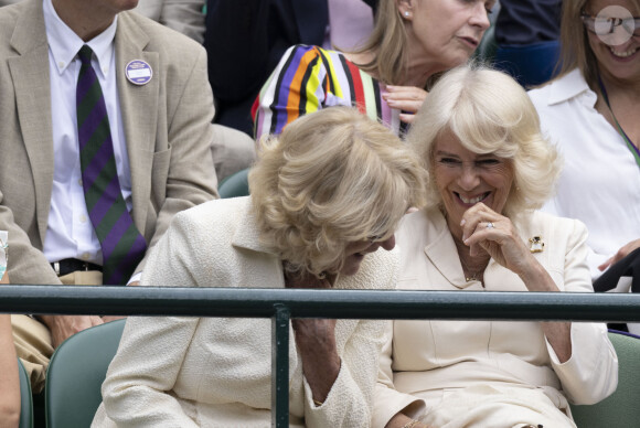 La reine consort d'Angleterre Camilla Parker Bowles et sa soeur, Annabel Elliot dans les tribunes de Wimbledon, lors de la 10ème journée du tournoi de tennis. Le 10 juillet 2024