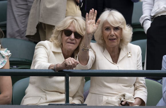 La reine consort d'Angleterre Camilla Parker Bowles and her younger sister, Annabel Elliot dans les tribunes de Wimbledon, lors de la 10ème journée du tournoi de tennis. Le 10 juillet 2024