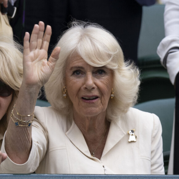 La reine consort d'Angleterre Camilla Parker Bowles and her younger sister, Annabel Elliot dans les tribunes de Wimbledon, lors de la 10ème journée du tournoi de tennis. Le 10 juillet 2024