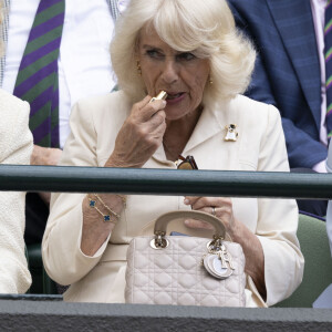 La reine consort d'Angleterre Camilla Parker Bowles touching up her lipstick dans les tribunes de Wimbledon, lors de la 10ème journée du tournoi de tennis. Le 10 juillet 2024  