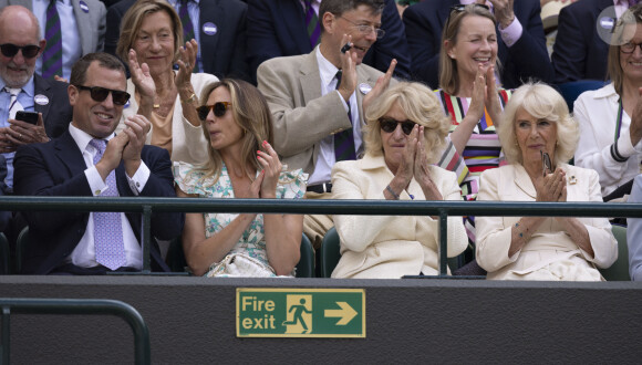 La reine consort d'Angleterre Camilla Parker Bowles et sa soeur, Annabel Elliot, Peter Phillips et sa compagne Harriet Sperling dans les tribunes de Wimbledon, lors de la 10ème journée du tournoi de tennis. Le 10 juillet 2024