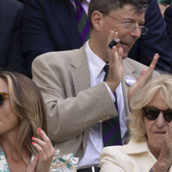 La reine consort d'Angleterre Camilla Parker Bowles et sa soeur, Annabel Elliot, Peter Phillips et sa compagne Harriet Sperling dans les tribunes de Wimbledon, lors de la 10ème journée du tournoi de tennis. Le 10 juillet 2024